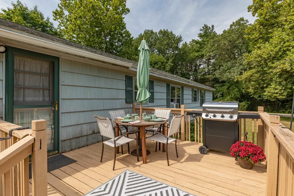 11 Woodlawn Avenue Hampton Falls NH 03844-2124