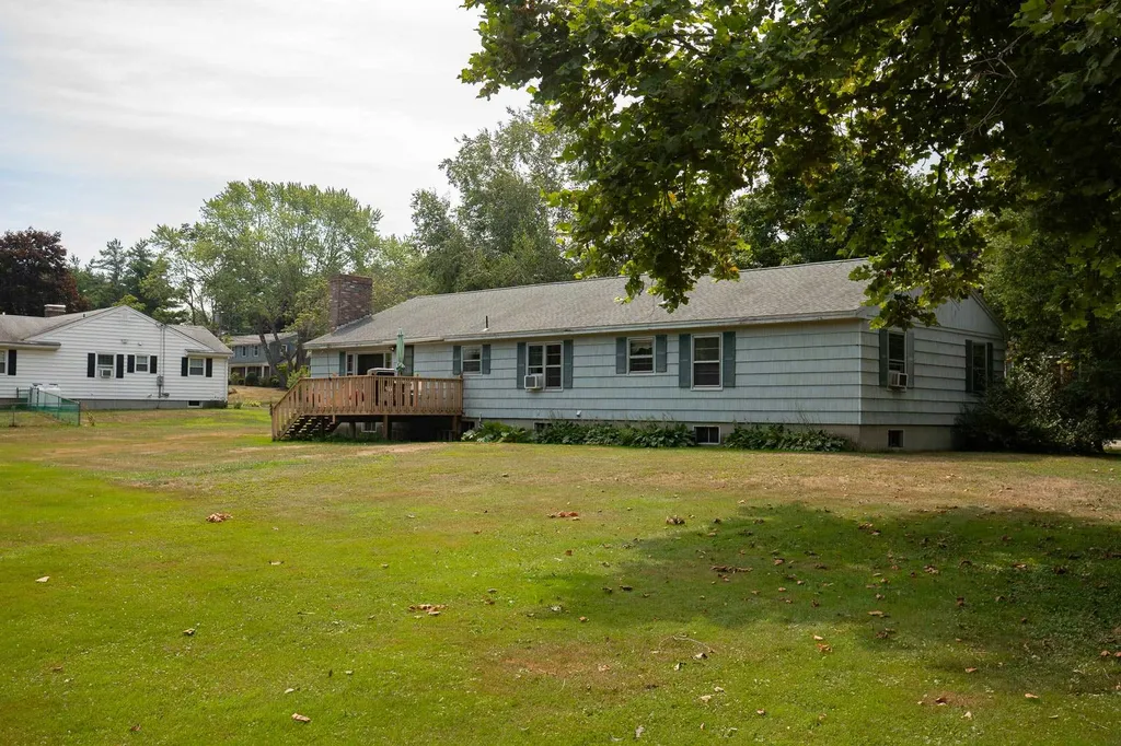 11 Woodlawn Avenue Hampton Falls NH 03844-2124