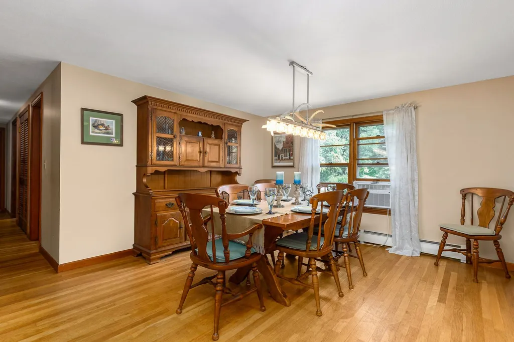 11 Woodlawn Avenue Hampton Falls NH 03844-2124