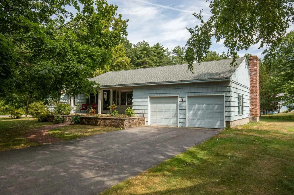 11 Woodlawn Avenue Hampton Falls NH 03844-2124