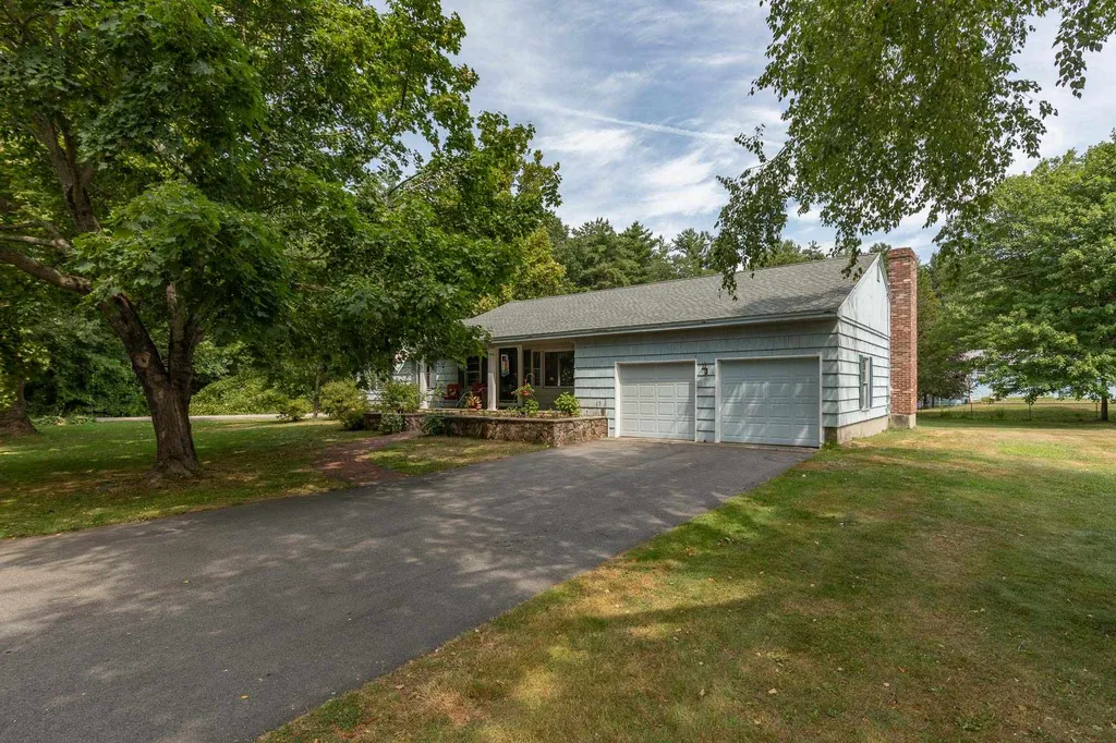 11 Woodlawn Avenue Hampton Falls NH 03844-2124