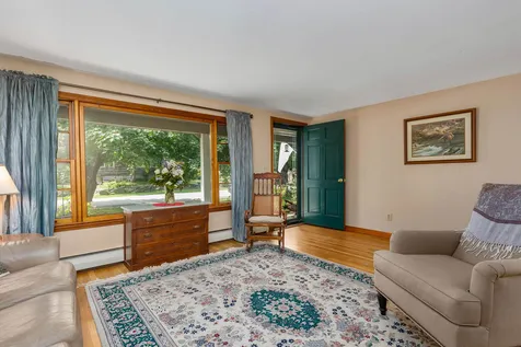 11 Woodlawn Avenue Hampton Falls NH 03844-2124