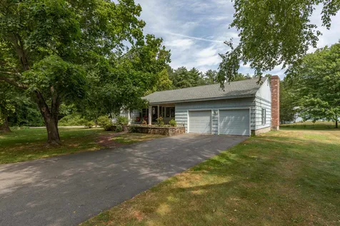 11 Woodlawn Avenue Hampton Falls NH 03844-2124