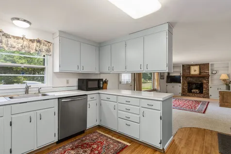 11 Woodlawn Avenue Hampton Falls NH 03844-2124