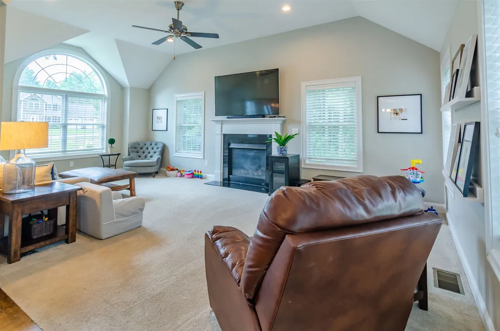 19 Brunswick Circle Pelham NH 03076