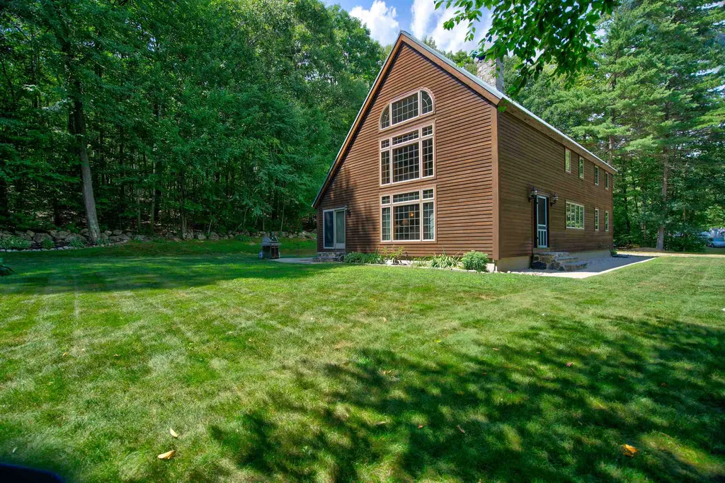 16 Springer Road Hooksett NH 03106