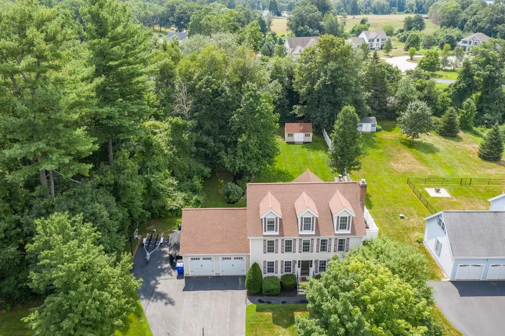4 Farmington Drive Hudson NH 03051