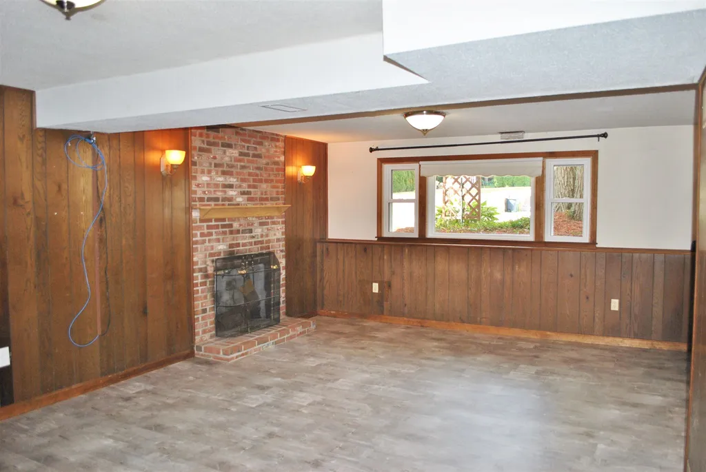 27 Hampton Drive Nashua NH 03063