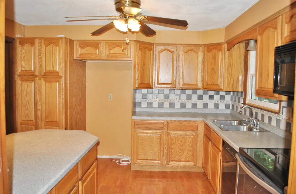 27 Hampton Drive Nashua NH 03063
