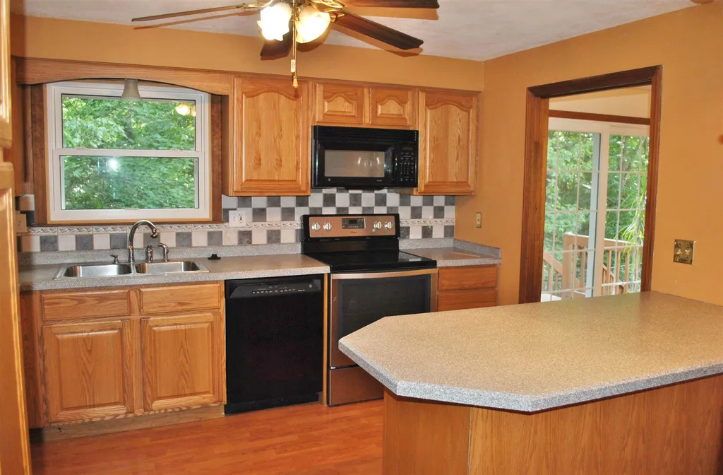 27 Hampton Drive Nashua NH 03063