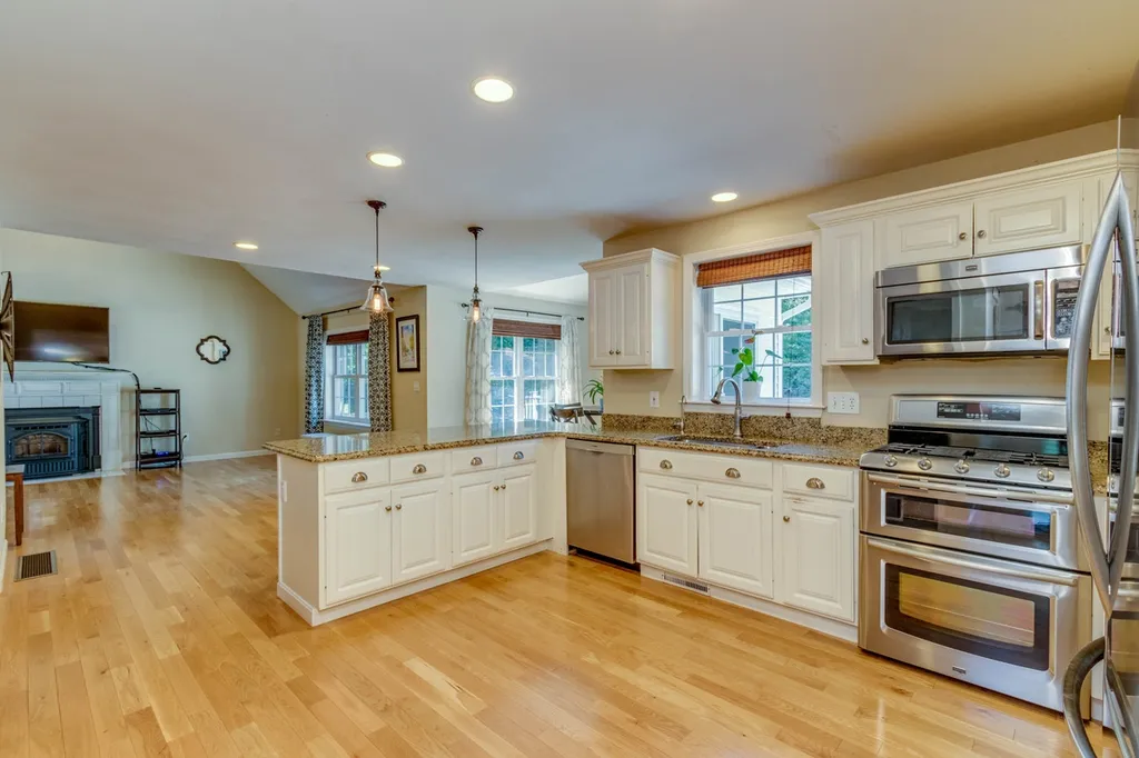 10 Springfield Circle Merrimack NH 03054