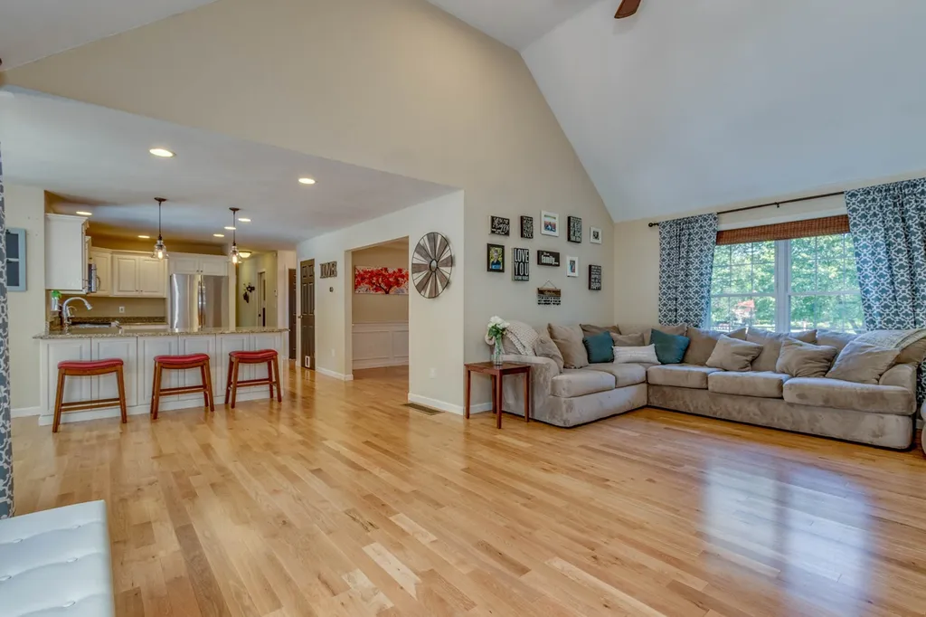 10 Springfield Circle Merrimack NH 03054