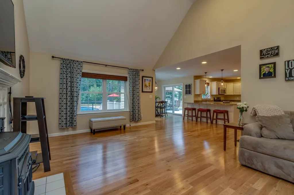 10 Springfield Circle Merrimack NH 03054