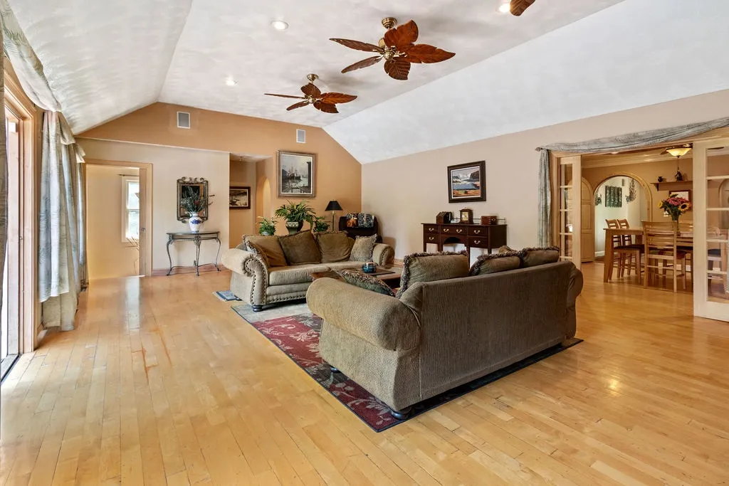183 Pleasant Street Epping NH 03042