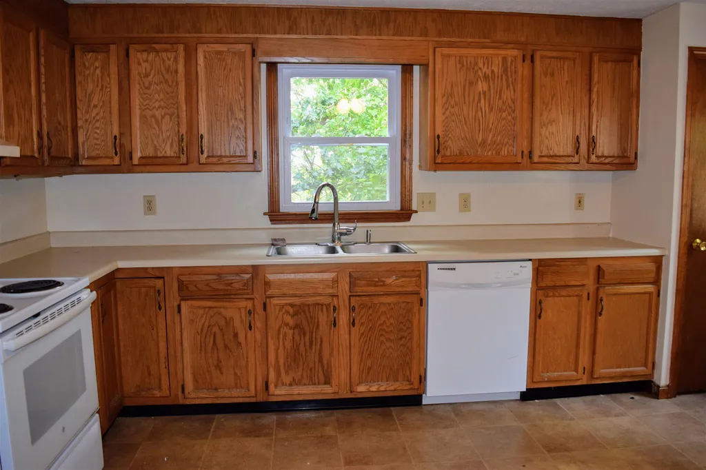 33 Elwood Avenue Manchester NH 03103