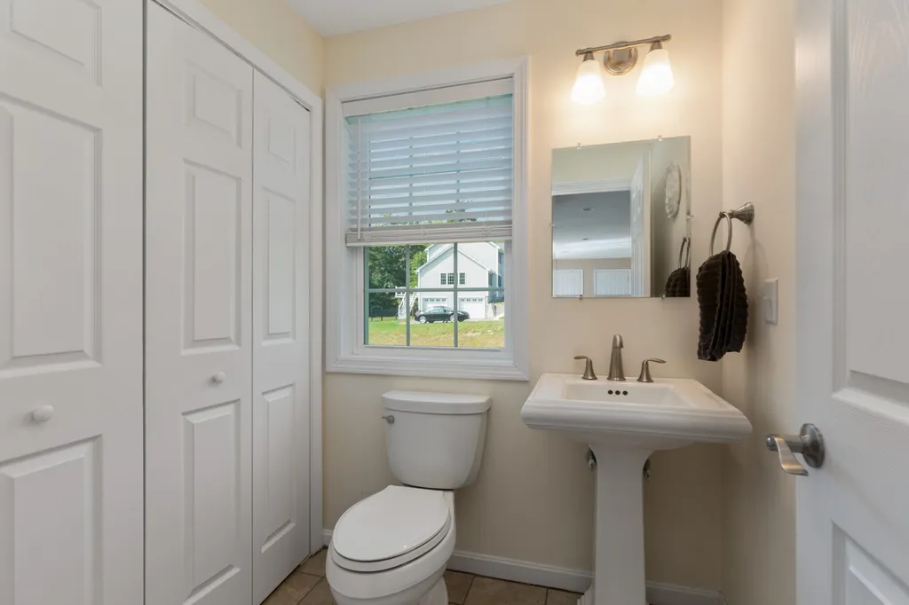 10 Sydney Lane Epping NH 03042