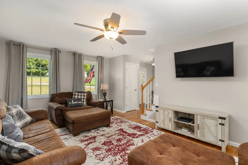 10 Sydney Lane Epping NH 03042