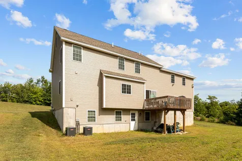 10 Sydney Lane Epping NH 03042