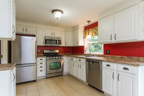 19 Beaujolais Drive Nashua NH 03062