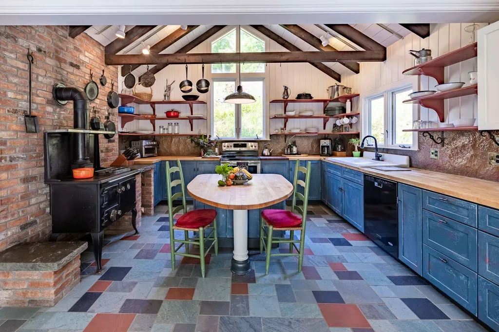9295 Pomfret Road Pomfret VT 05053