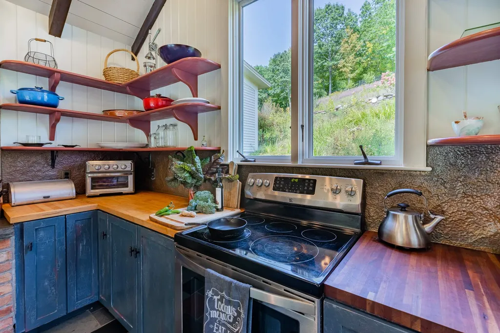 9295 Pomfret Road Pomfret VT 05053