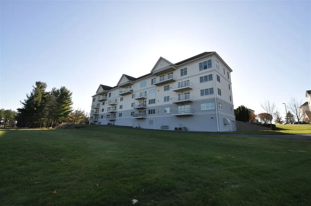 14 Mountain Laurels Drive Nashua NH 03062