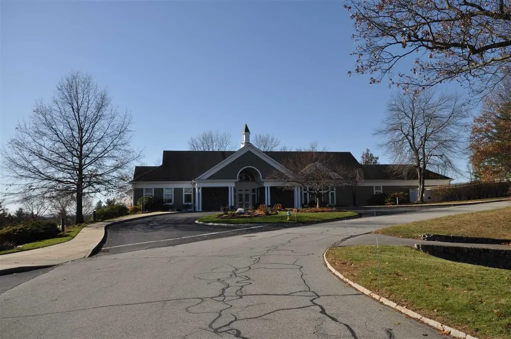 14 Mountain Laurels Drive Nashua NH 03062