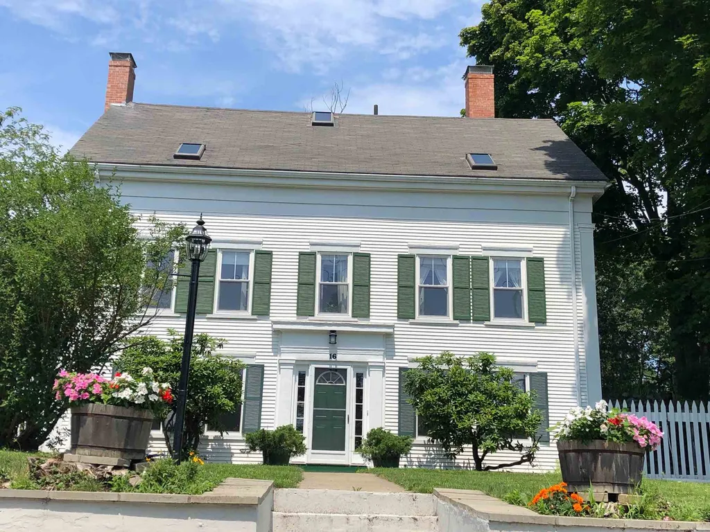 16 Love Lane Kittery ME 03904