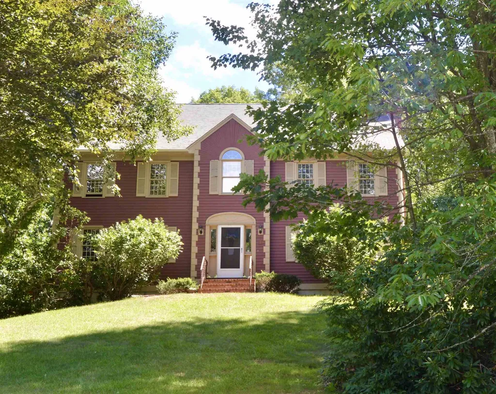5 Manasquan Circle Londonderry NH 03053