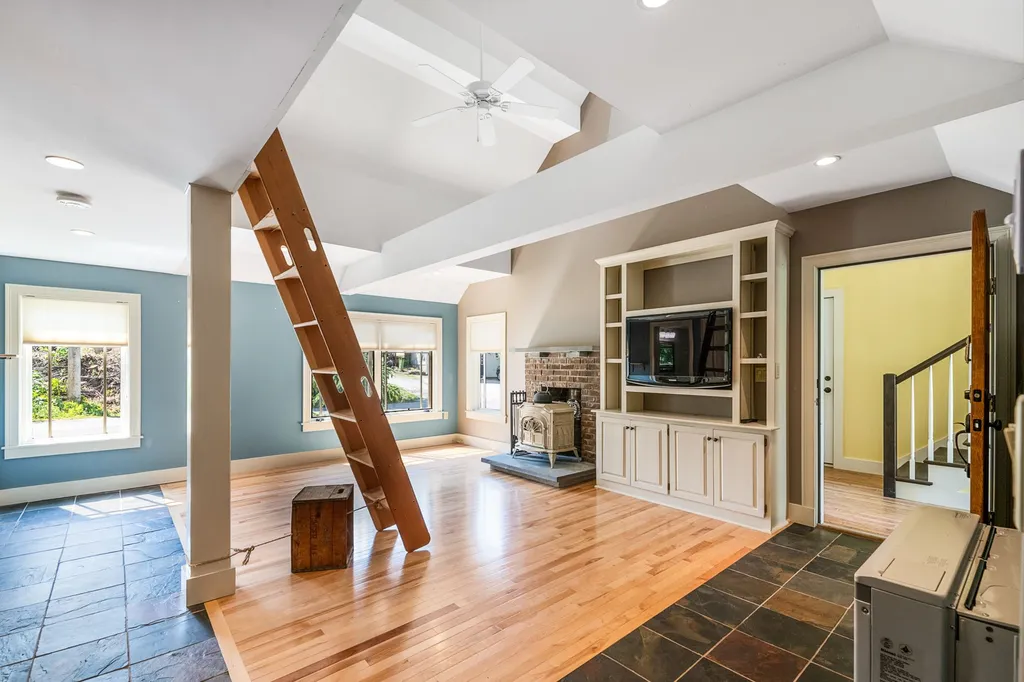 1005 Lake Avenue Sunapee NH 03751