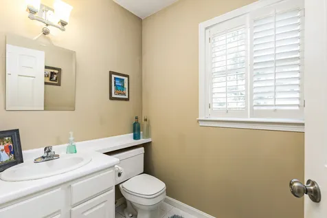 8 Wyndbrook Circle Exeter NH 03833