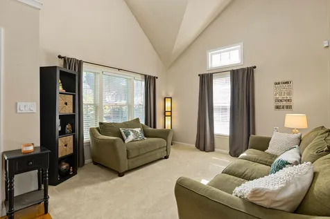 8 Wyndbrook Circle Exeter NH 03833