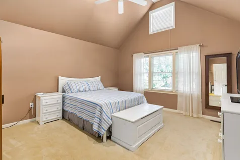 8 Wyndbrook Circle Exeter NH 03833