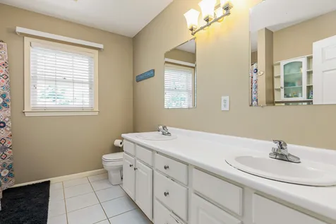 8 Wyndbrook Circle Exeter NH 03833