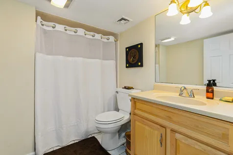8 Wyndbrook Circle Exeter NH 03833