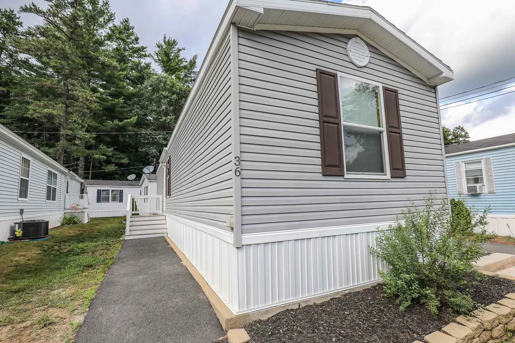 36 Thistle Way Manchester NH 03109