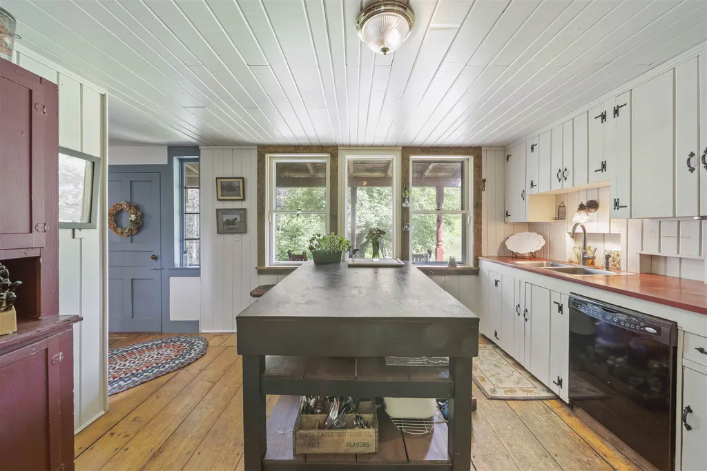 545 Starbuck Road Pomfret VT 05053