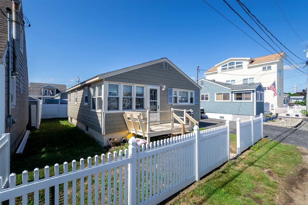 19 Bittersweet Lane Hampton NH 03842