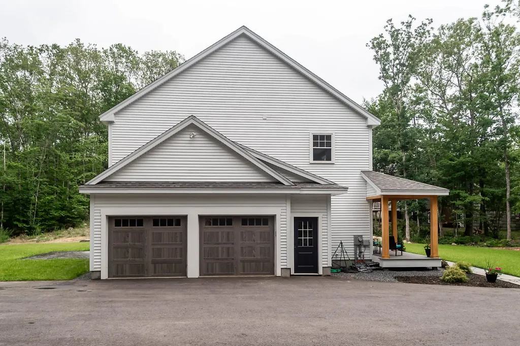 13 Chestnut Way Lee NH 03861
