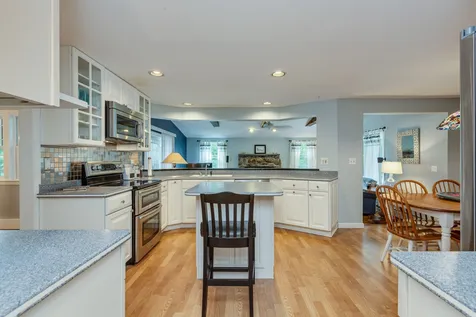 49 Forest Street Londonderry NH 03053