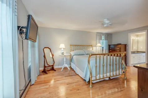 49 Forest Street Londonderry NH 03053