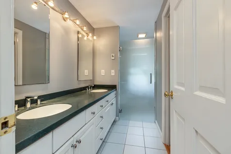 49 Forest Street Londonderry NH 03053