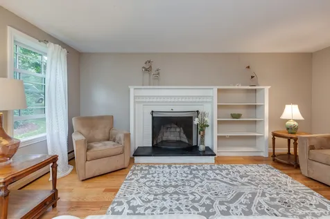 49 Forest Street Londonderry NH 03053