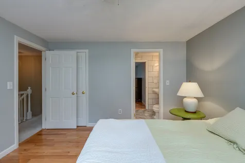 49 Forest Street Londonderry NH 03053