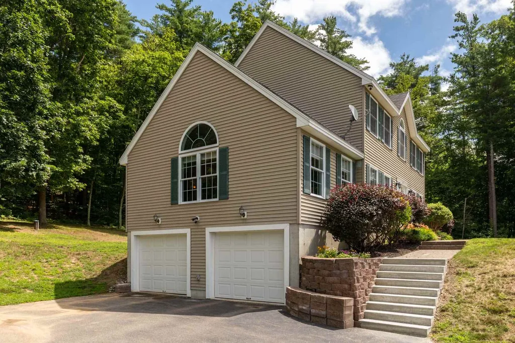 4 Clark Road East Kingston NH 03827