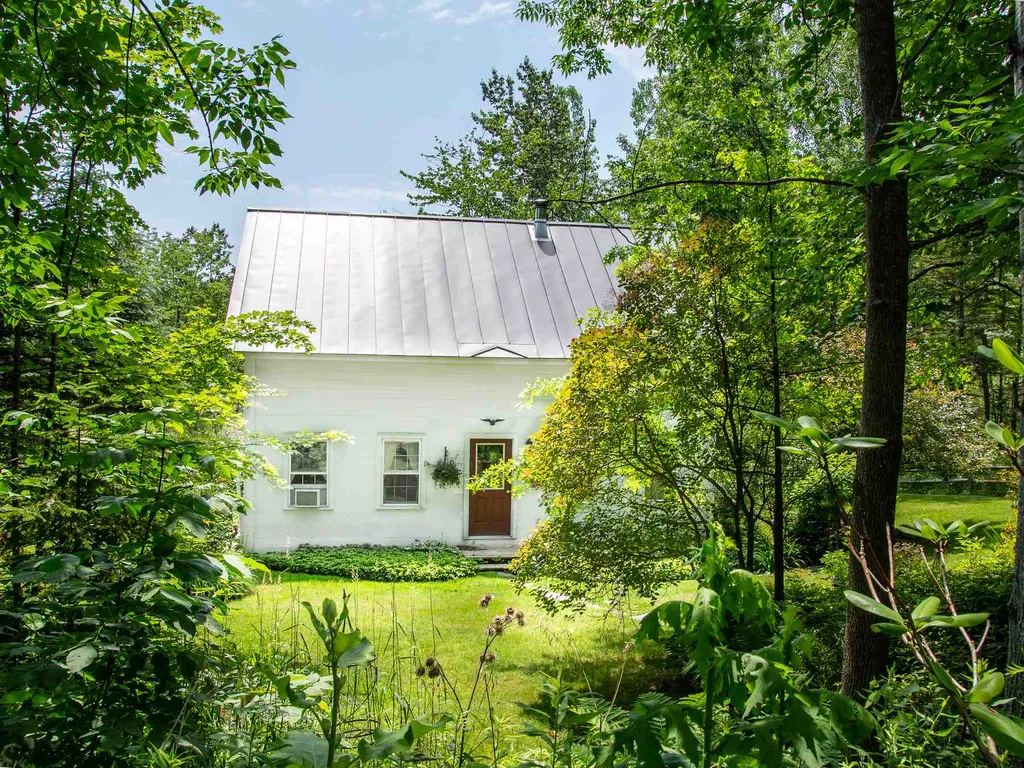 125 Carlyle Road Warren VT 05674