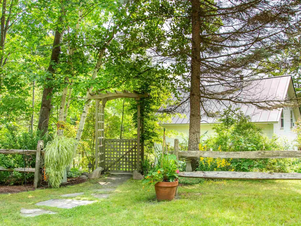 125 Carlyle Road Warren VT 05674