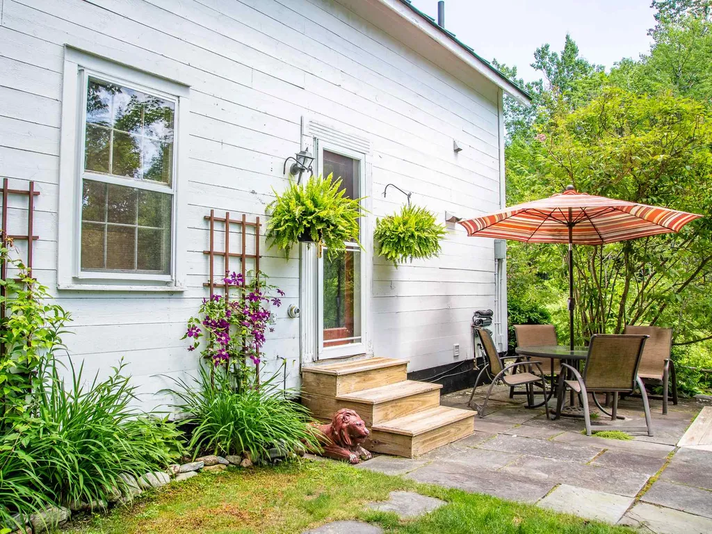 125 Carlyle Road Warren VT 05674