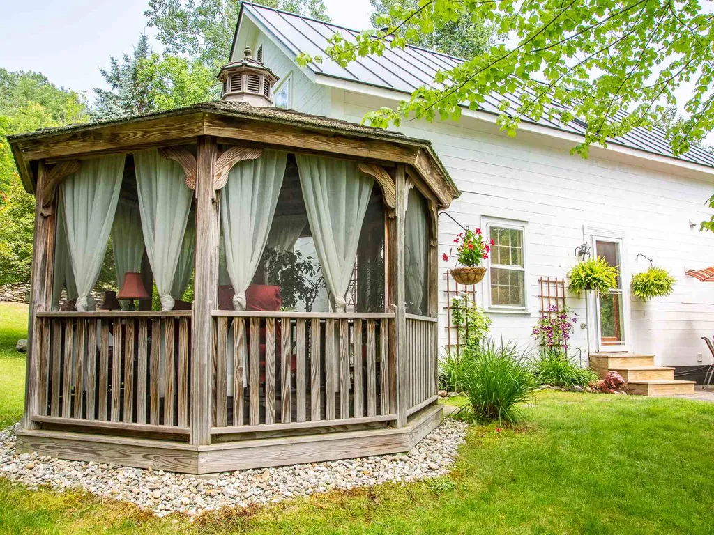 125 Carlyle Road Warren VT 05674