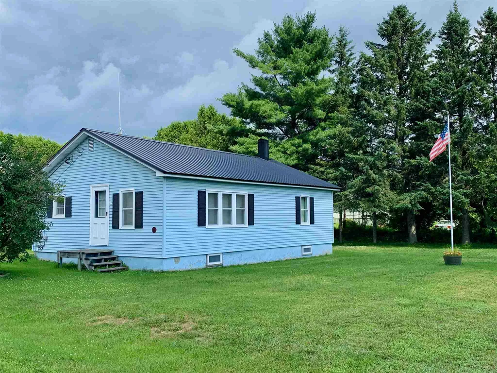 33 Edwards Street Colebrook NH 03576